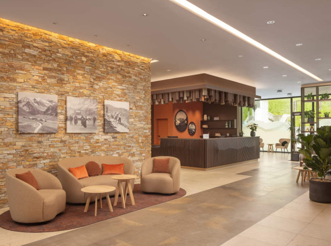 0014_Hilton Davos_Schoene Aussichten Touristik_HGI Davos_Public Areas_Lobby Front Office